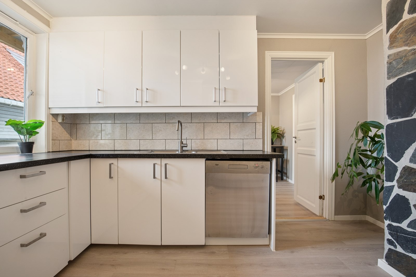 Kjøkkenet er ellers utstyrt med frittstående hvitevarer som kjøleskap, oppvaskmaskin, stekeovn, koketopp og kjøkkenventilator med avtrekk ut. Galleribilde