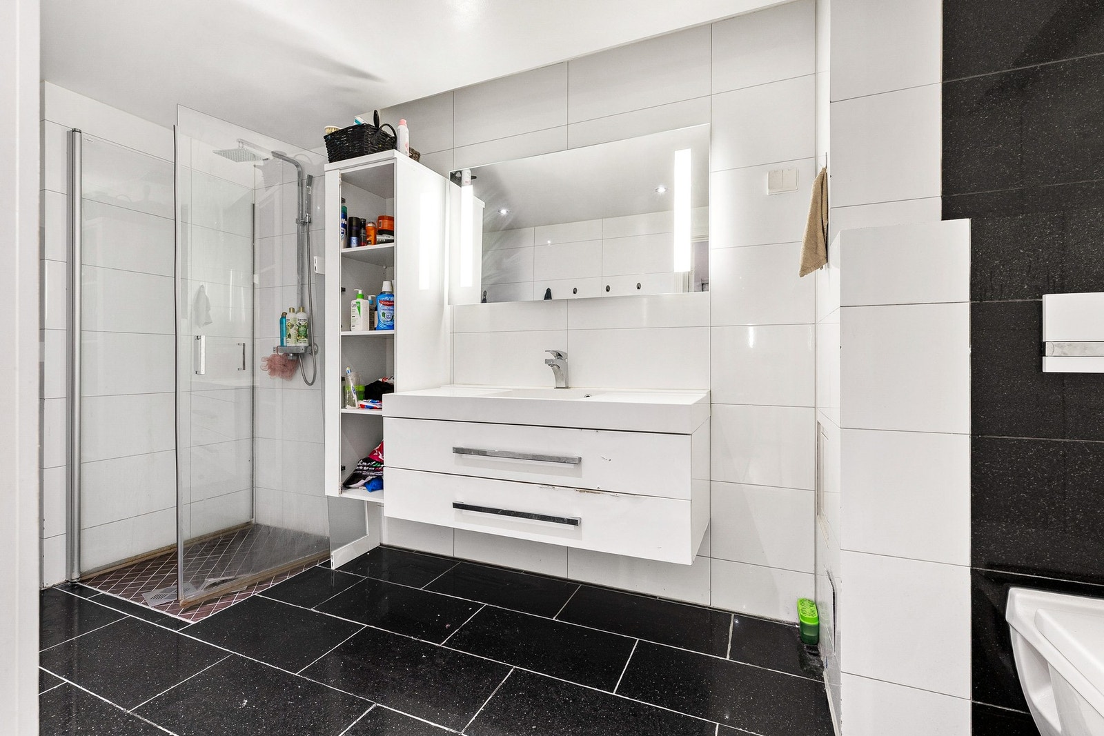 Baderomsinnredningen gir godt med plass for oppbevaring av personlig artikler. Galleribilde