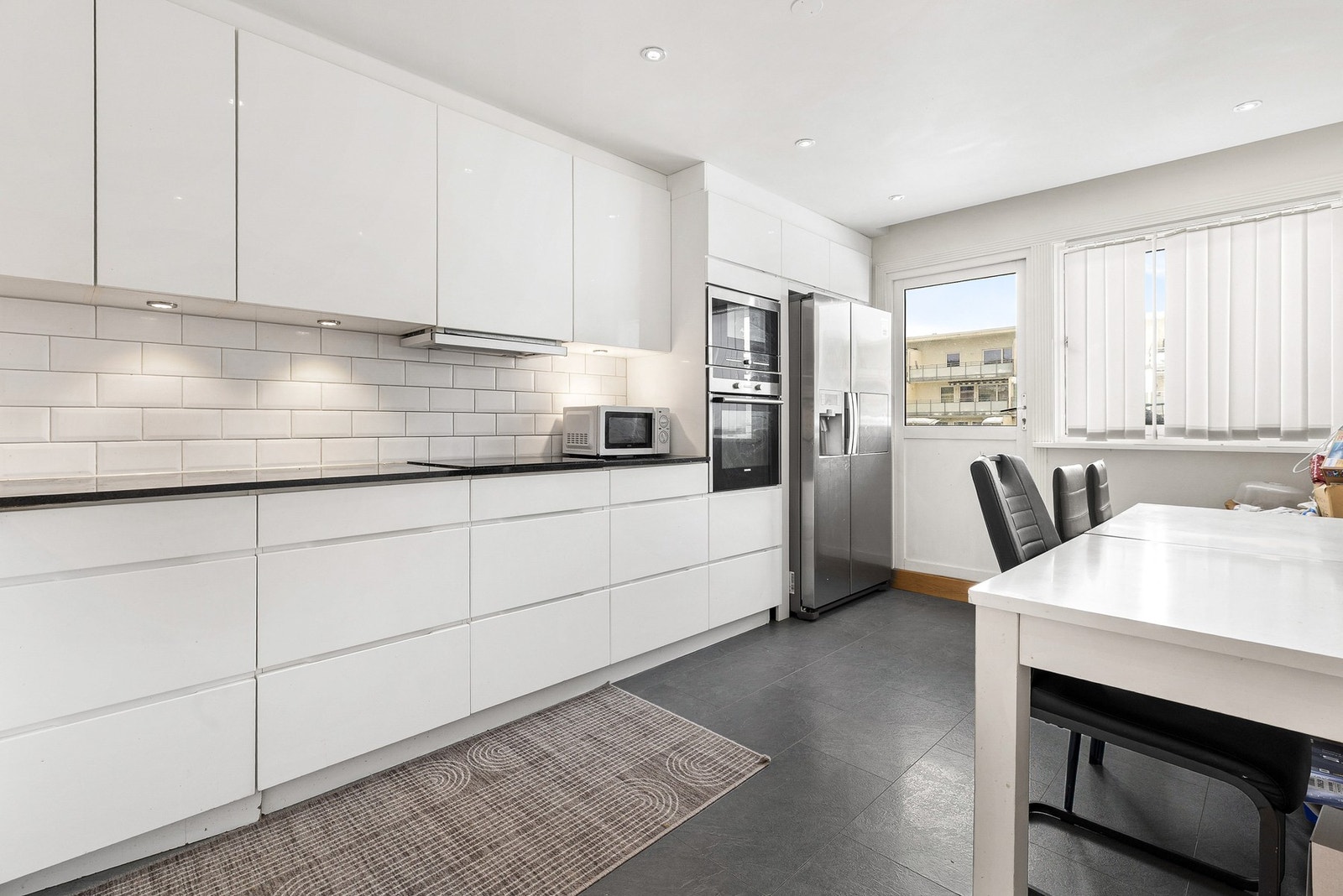 Tidløs innredning med god arbeidsplass. Galleribilde