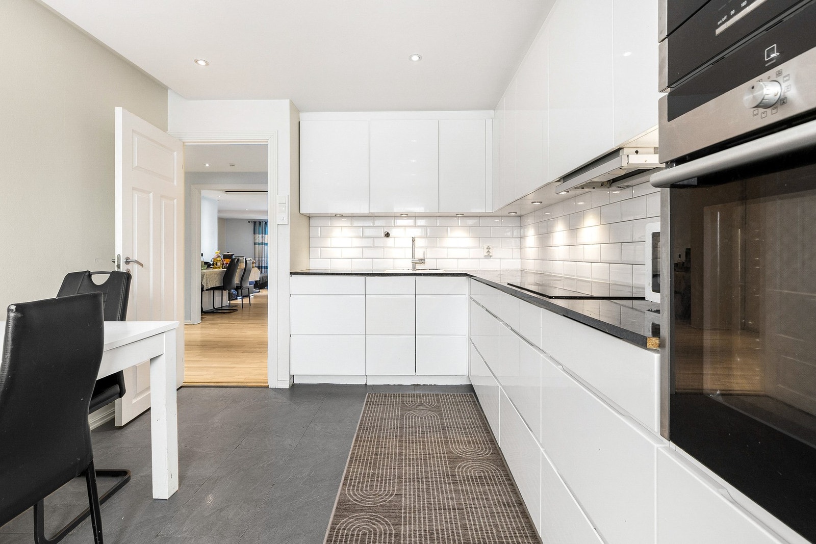 Kjøkkenet er av romslig størrelse. Her har du godt med plass til å samle familien. Galleribilde