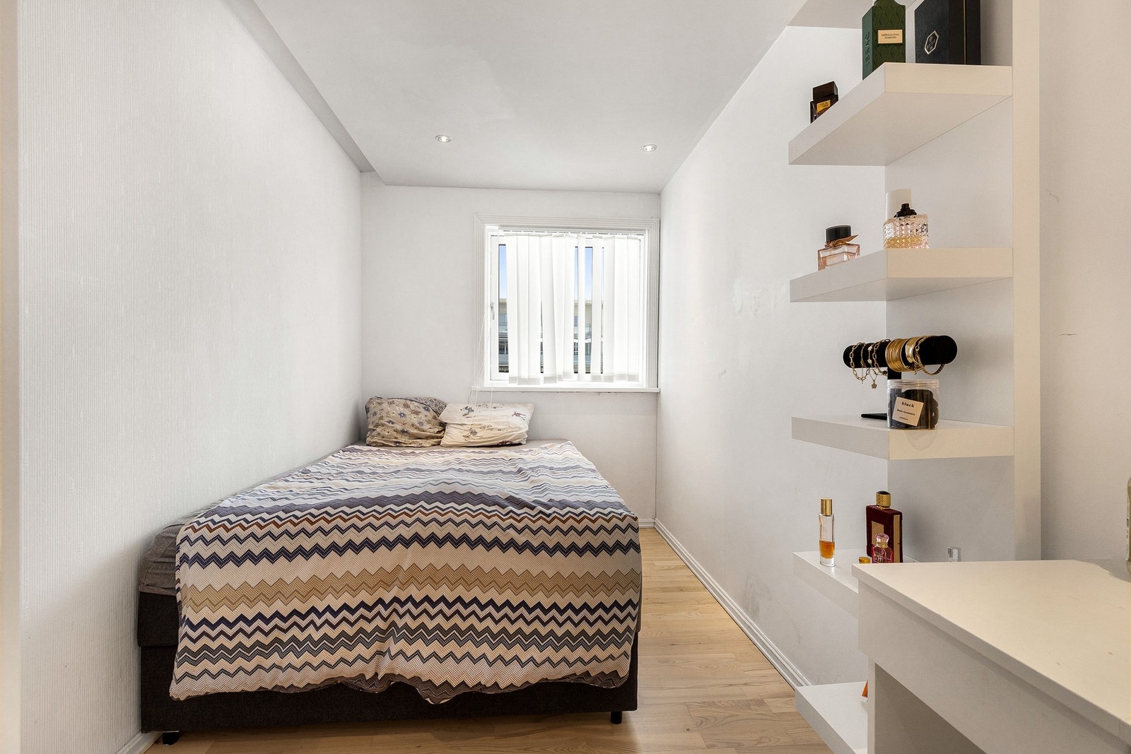 Soverom med plass til dobbeltseng og rolig fargevalg som gir et behagelig og avslappende uttrykk. Galleribilde