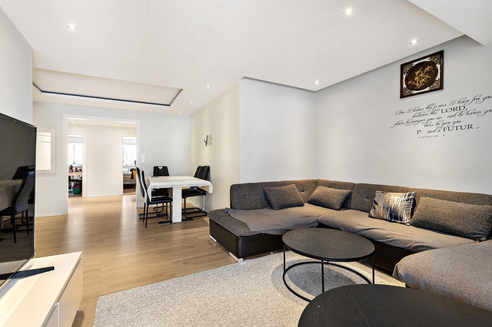 Romslig og lys stue med gode møbleringsmuligheter. Galleribilde