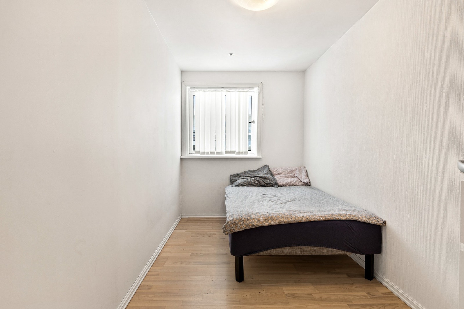 Soverom med god plass til å møblere med seng, nattbord og annet ønskelig møblement. Galleribilde