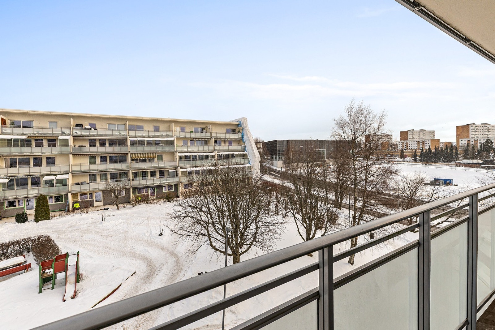 Boligen disponerer to balkonger en på hver side av boligen. Galleribilde