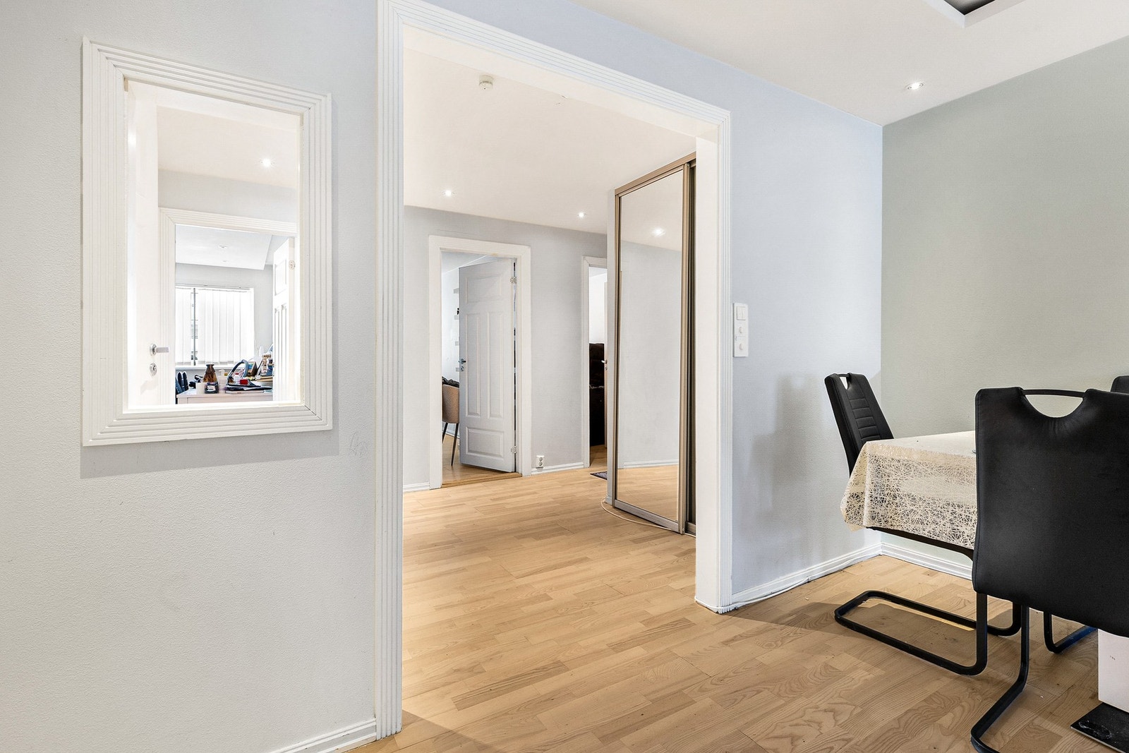 Fra spiseplassen videre ut til boligen. Galleribilde