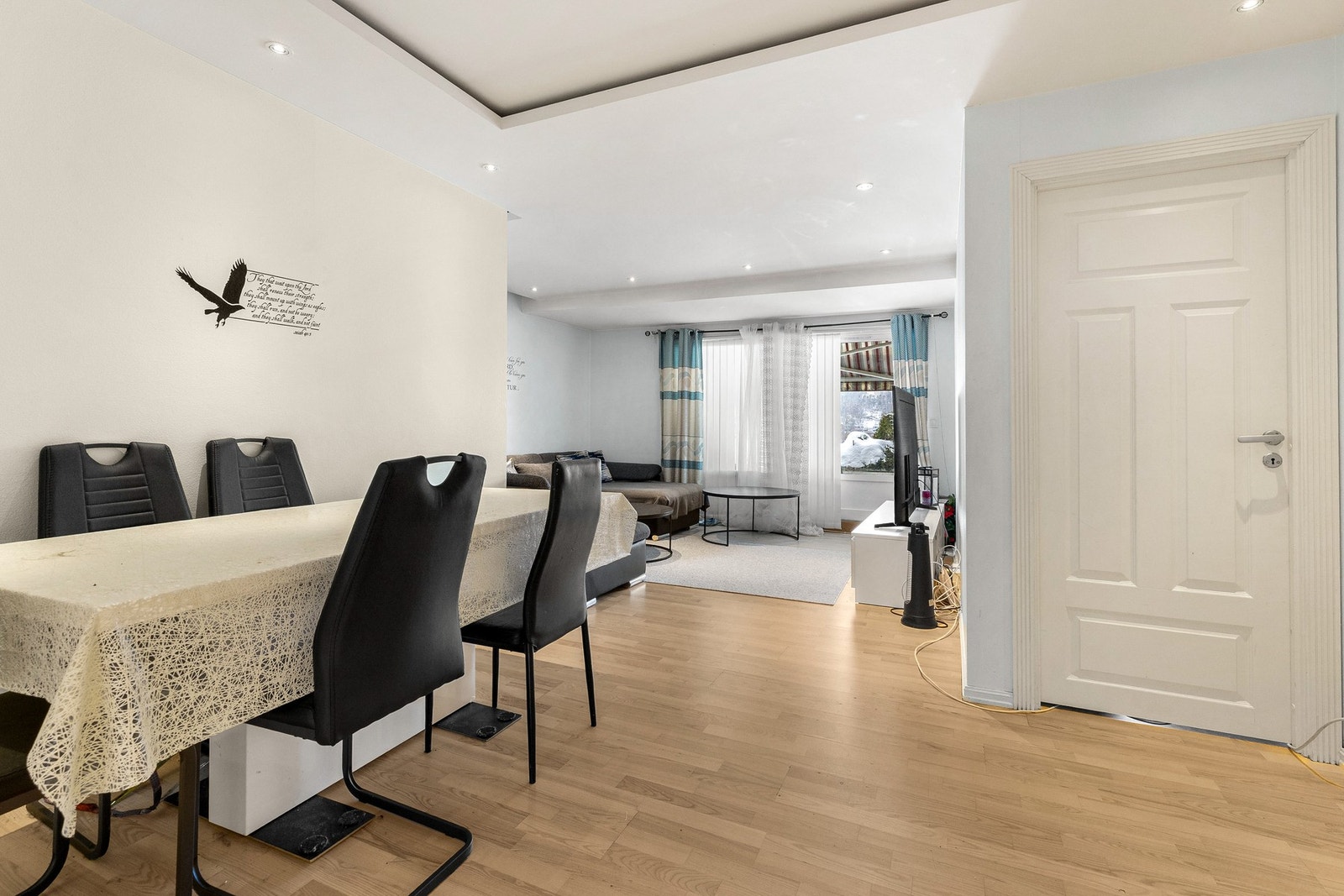 Boligens naturlige samlingspunkt med plass til både sofa- og spisegruppe. Galleribilde