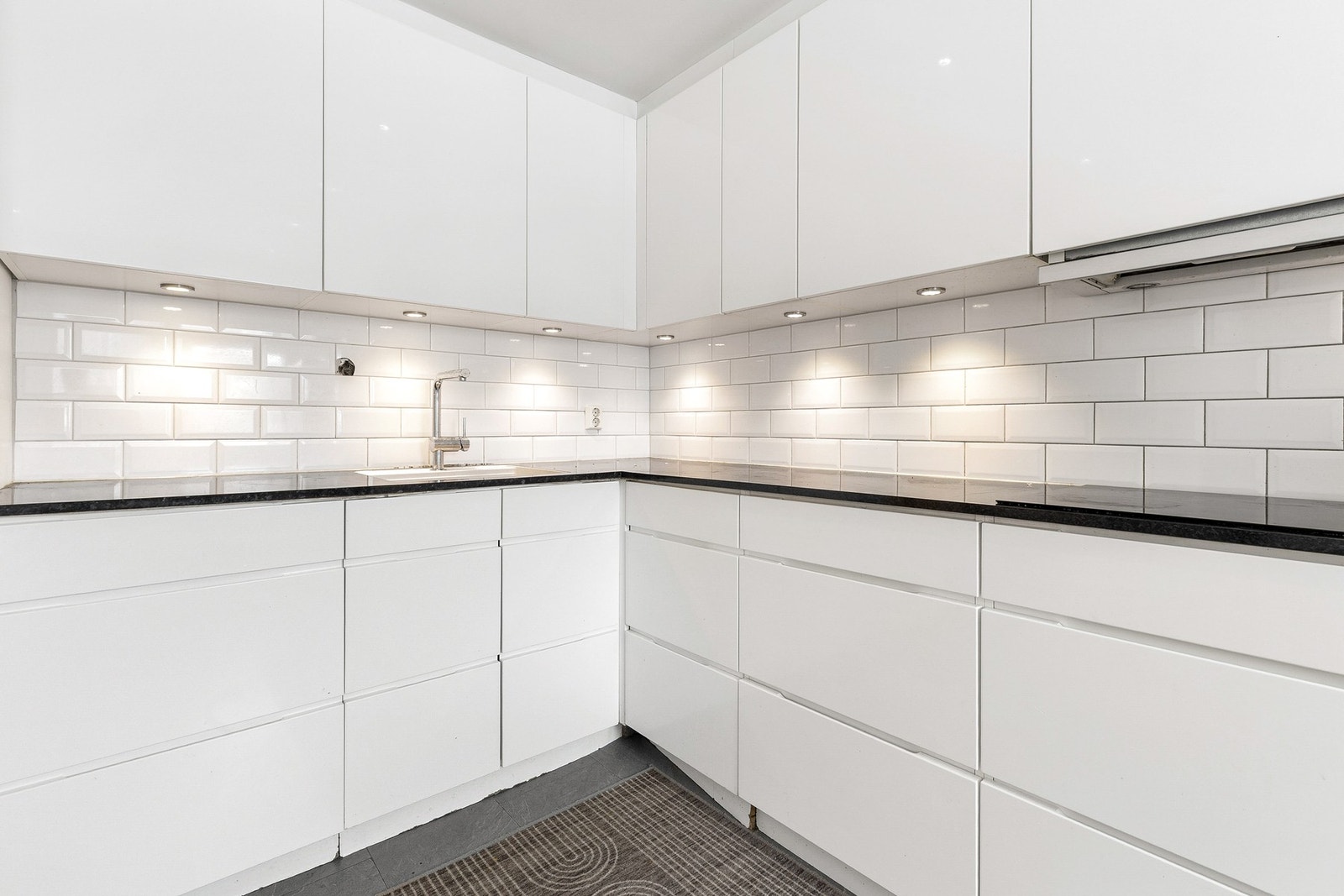 Her er det ikke mangel på skap og benkeplass. Galleribilde