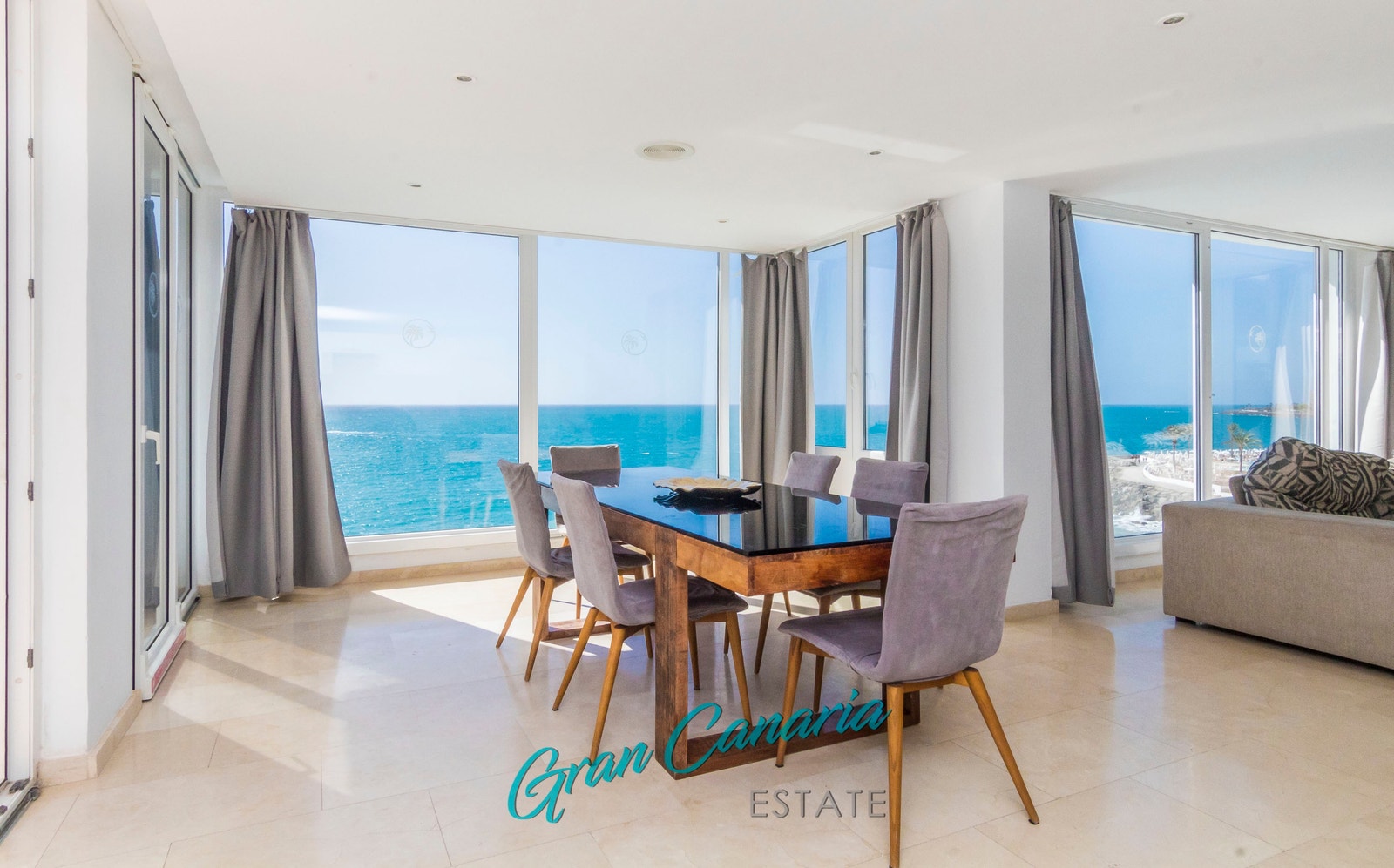 Fra stue/kjøkken nytes havutsikten til det fulle gjennom "gulv til tak" panoramavinduer Galleribilde