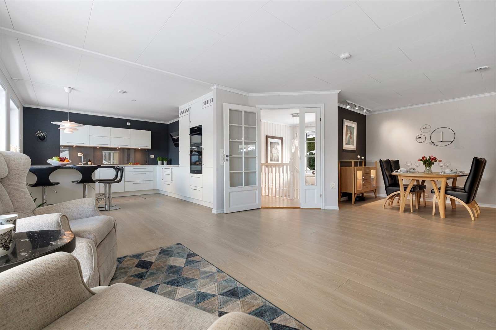 Boligen har en romslig og åpen stue/kjøkken løsning Galleribilde