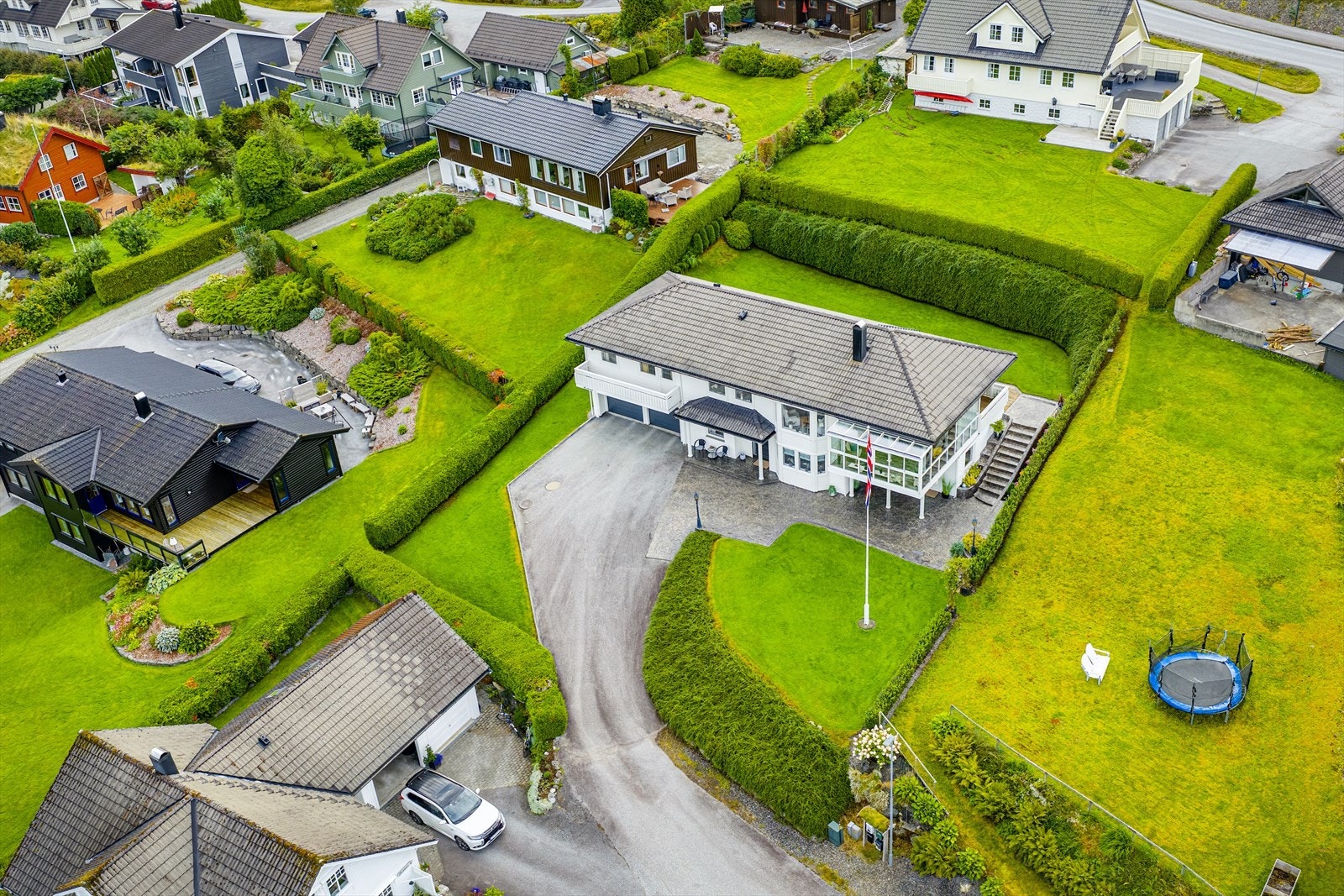 Beliggende i etablert område med nabotomt avsatt til felles leik Galleribilde