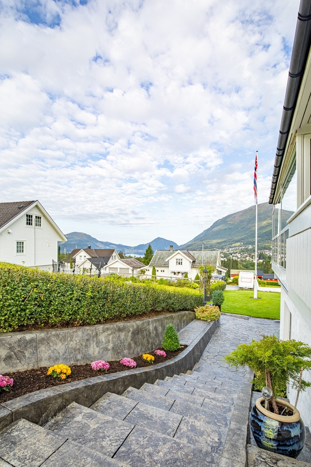 Trapp og mur i decorbetong med blomsterbed Galleribilde