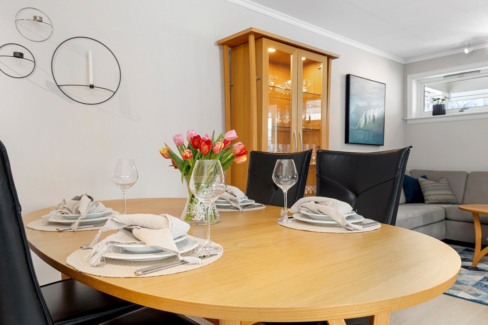 Her kan du ha et romslig spisebord Galleribilde