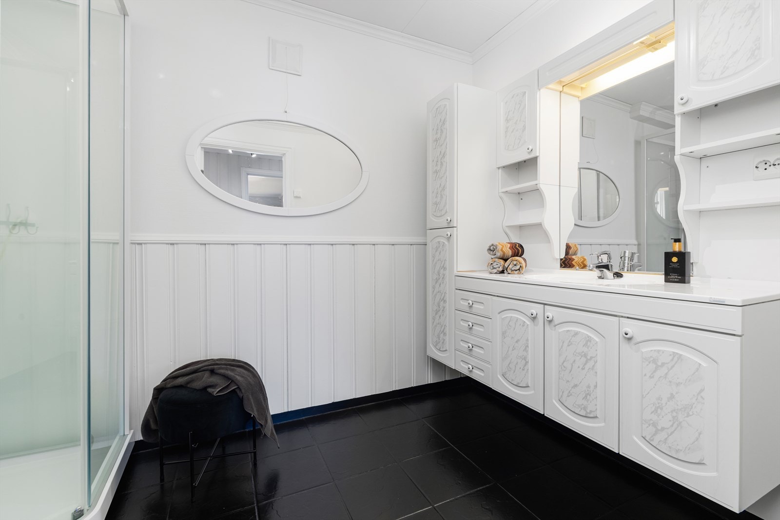 Baderom med dusjkabinett Galleribilde