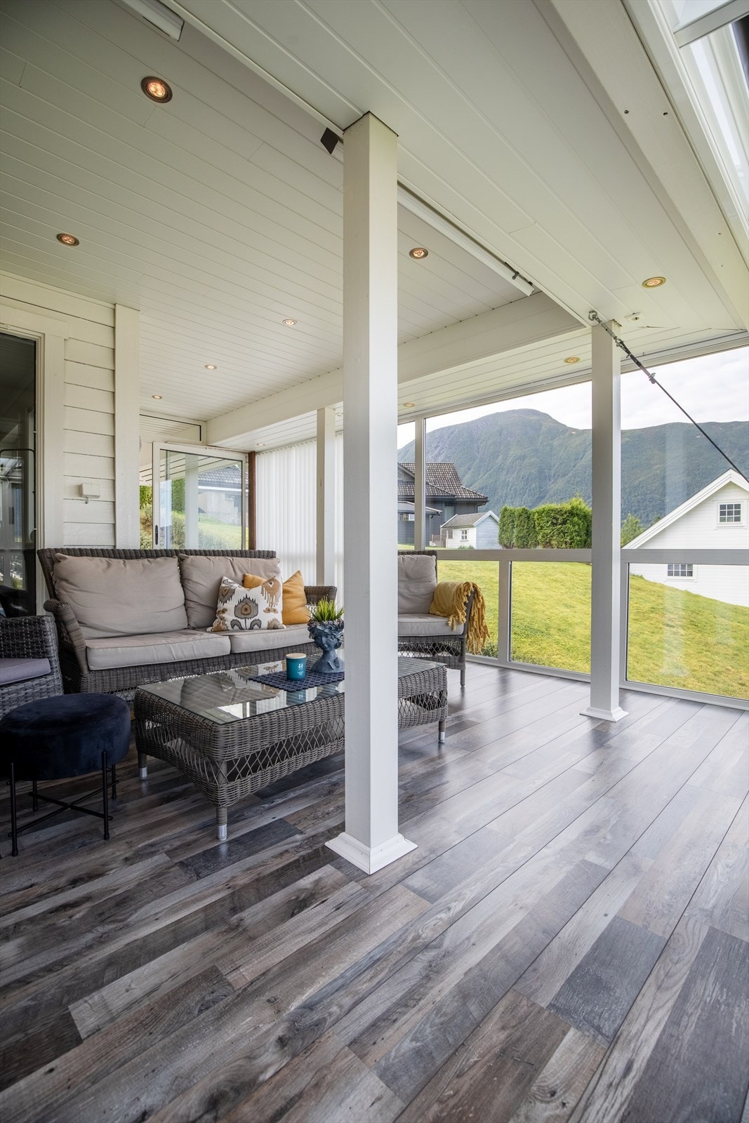 Varmeovner og spotter i himlingen Galleribilde