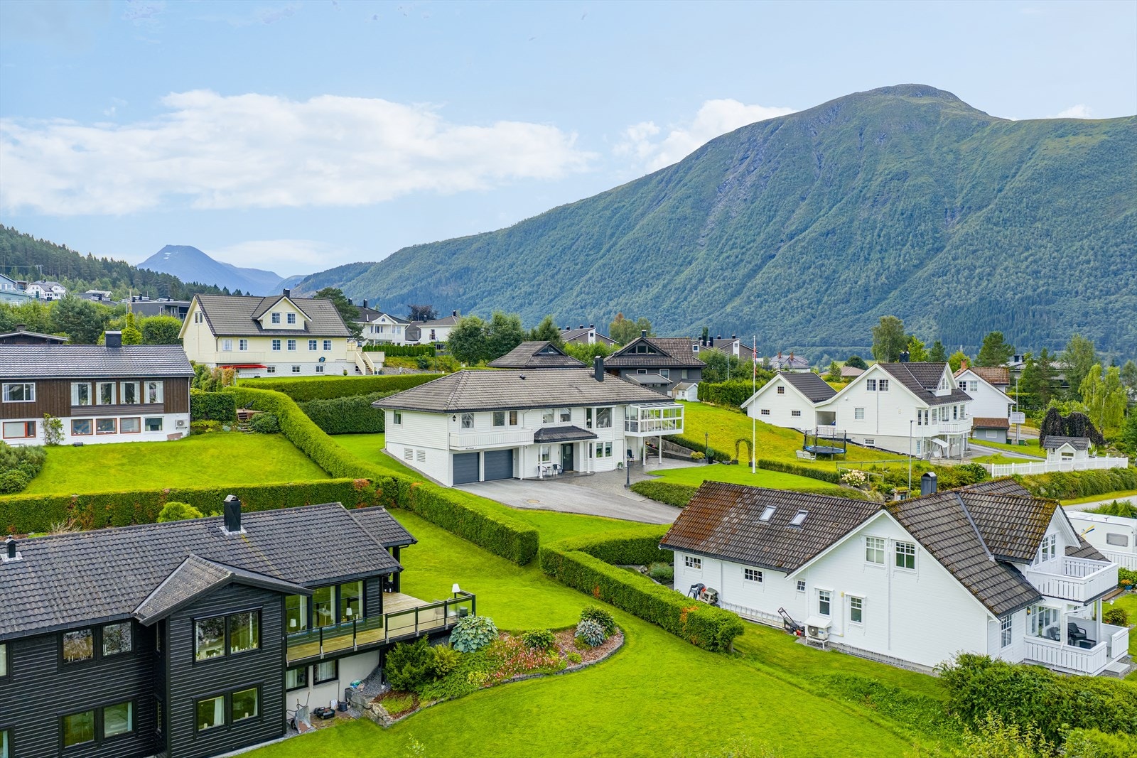 Frittliggende enebolig med integrert garasje Galleribilde