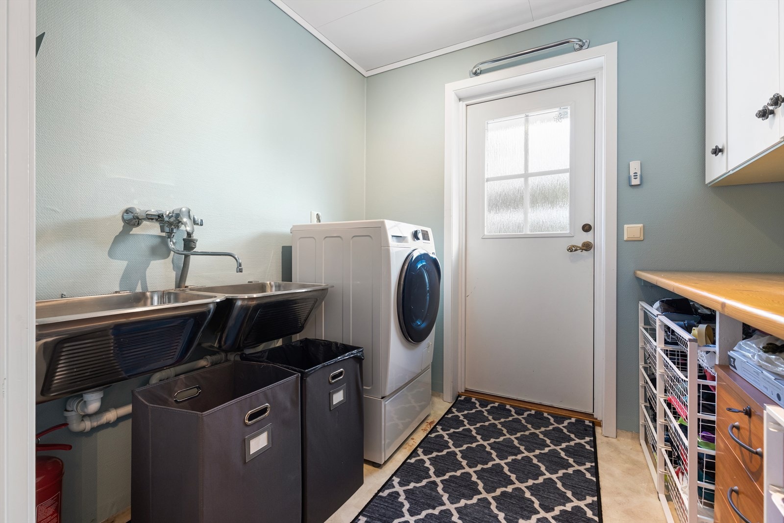 Vaskerom med tilkomst til hagen Galleribilde