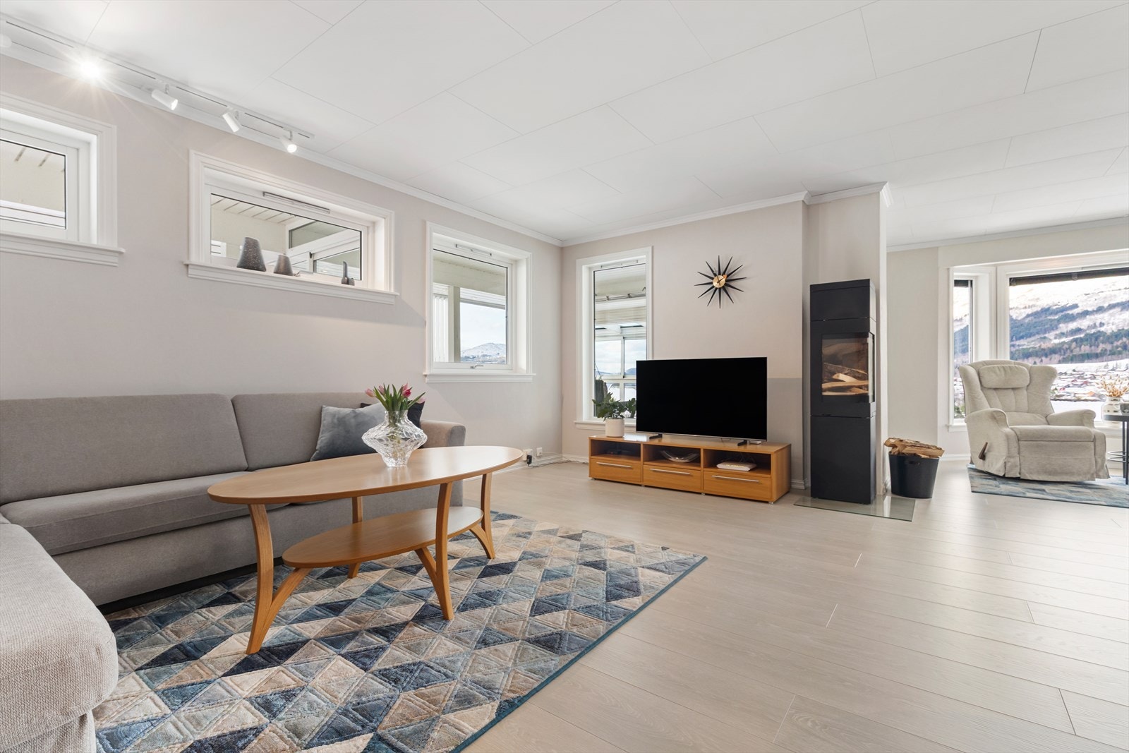 Plass for en stor sofa ved ildstedet Galleribilde