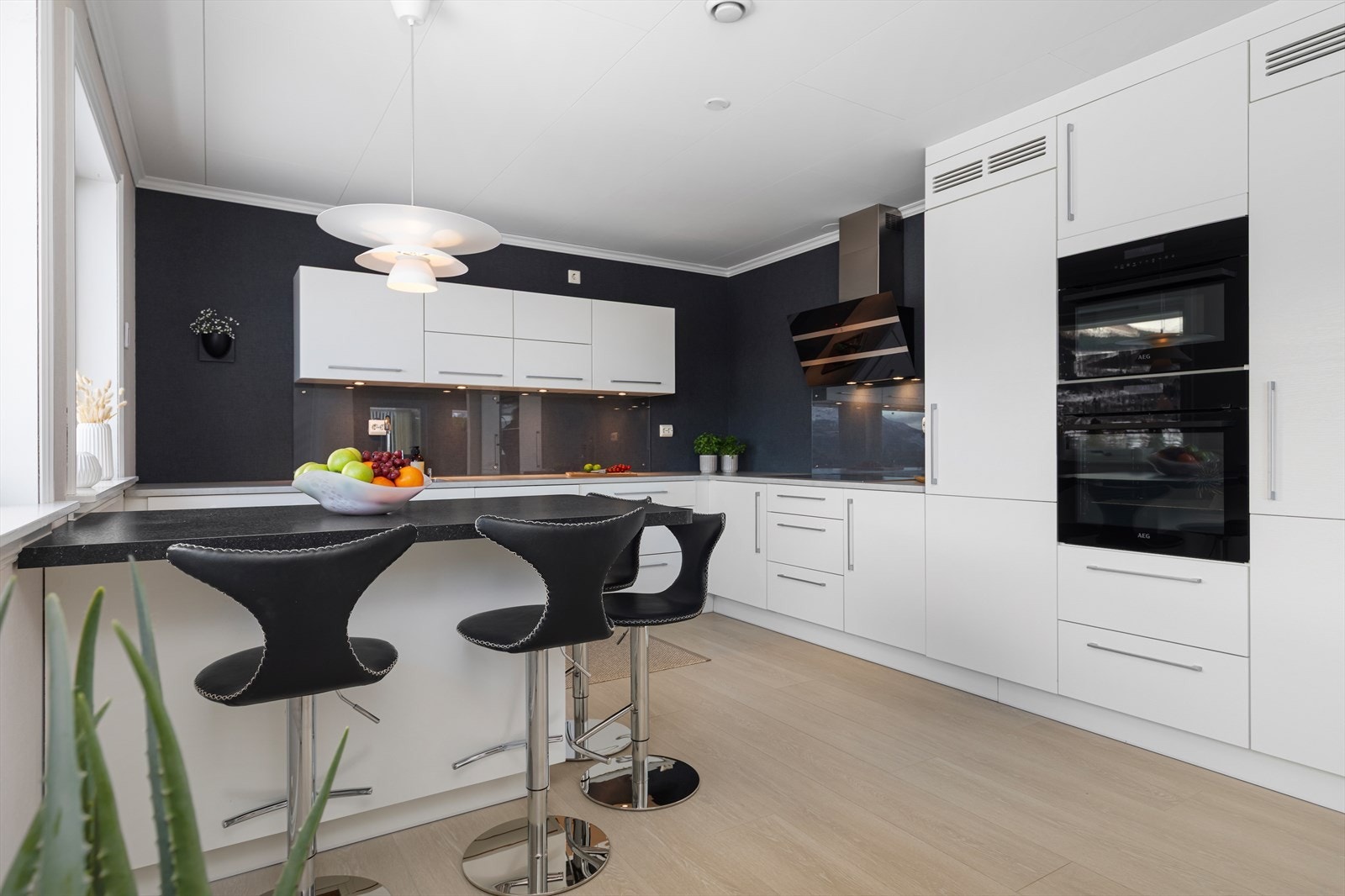 Pent kjøkken med halvøy og rene overflater Galleribilde