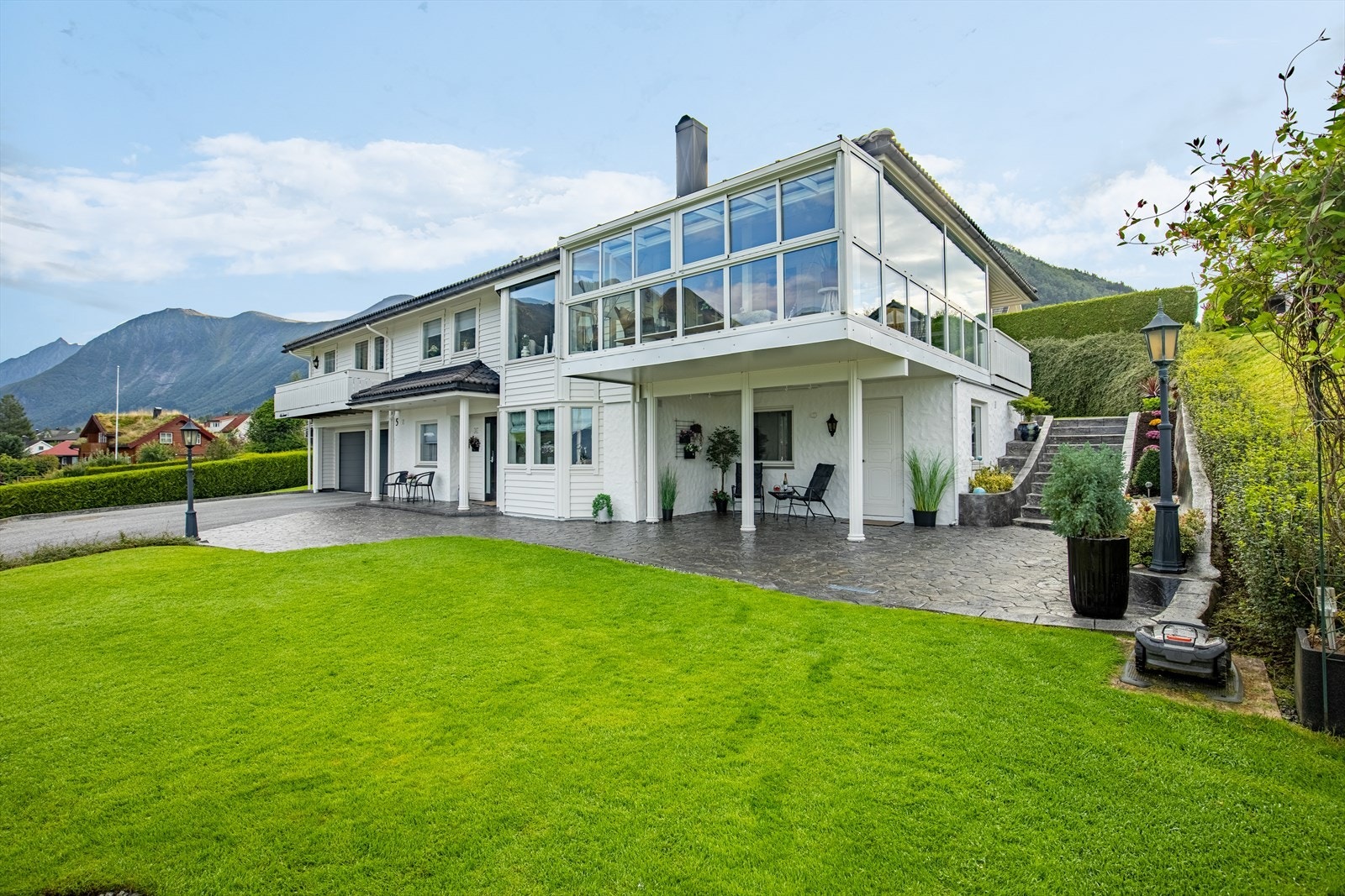 En eiendom med et pent og påkostet uteareal Galleribilde