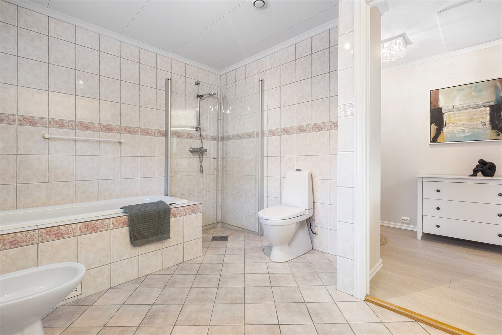 Baderom med dusjhjørne og badekar Galleribilde