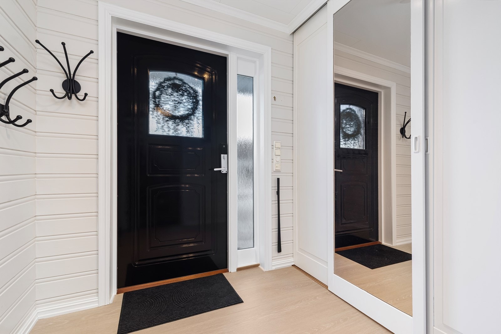 Vindfang med skyvedørsgarderobe Galleribilde