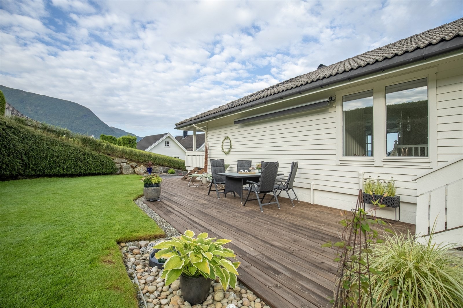 Med tilkomst fra terrassen, hagen og vaskerom er enda en pent opparbeidet uteplass Galleribilde