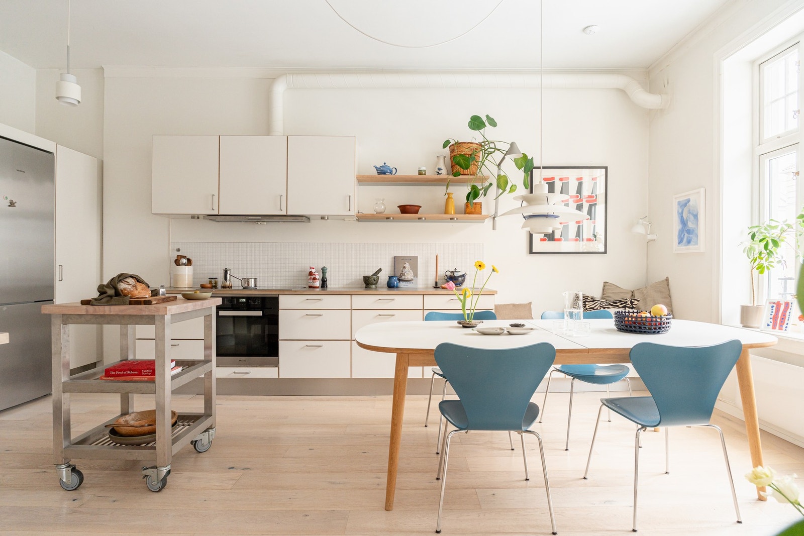 Kjøkkenet er innredet med moderne HTH-kjøkken fra 2017 med god skap- og benkplass. Galleribilde