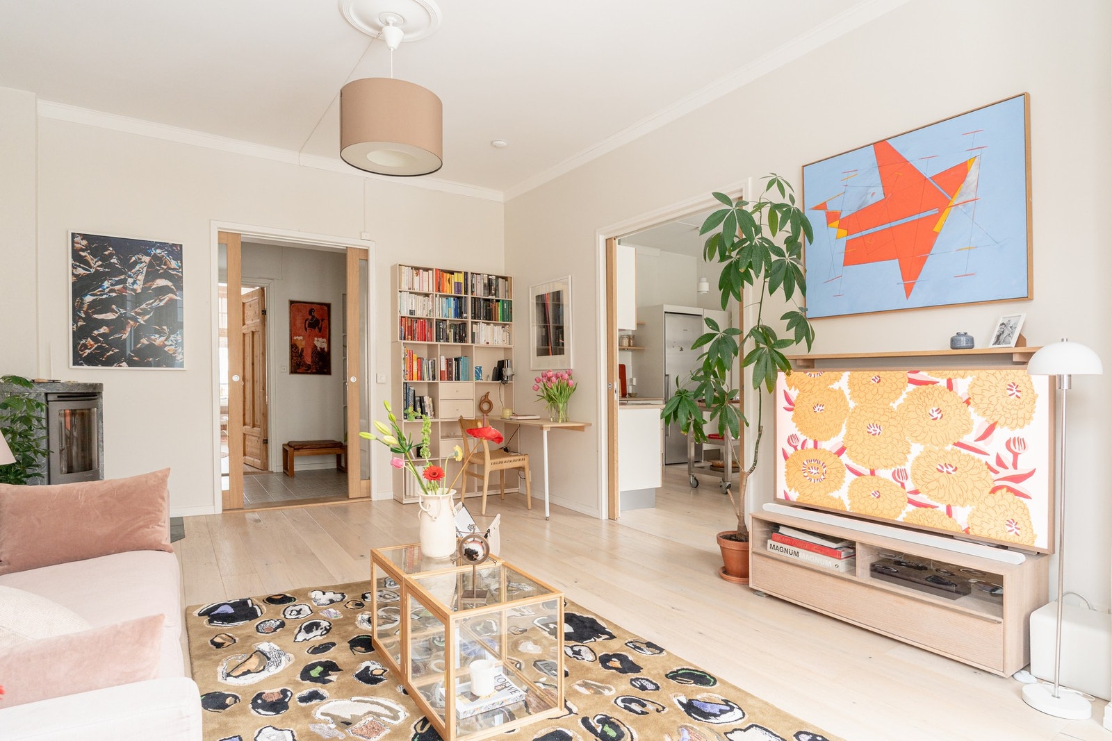 Naturlig avstand til tv-vegg, og ytterligere plass til hjemmekontor i stuen. Galleribilde