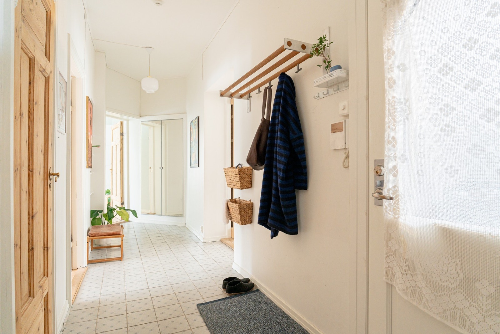 Velkommen inn! Entréen gir et ryddig og innbydende førsteinntrykk, og fungerer som et naturlig bindeledd mellom rommene i leiligheten. Galleribilde