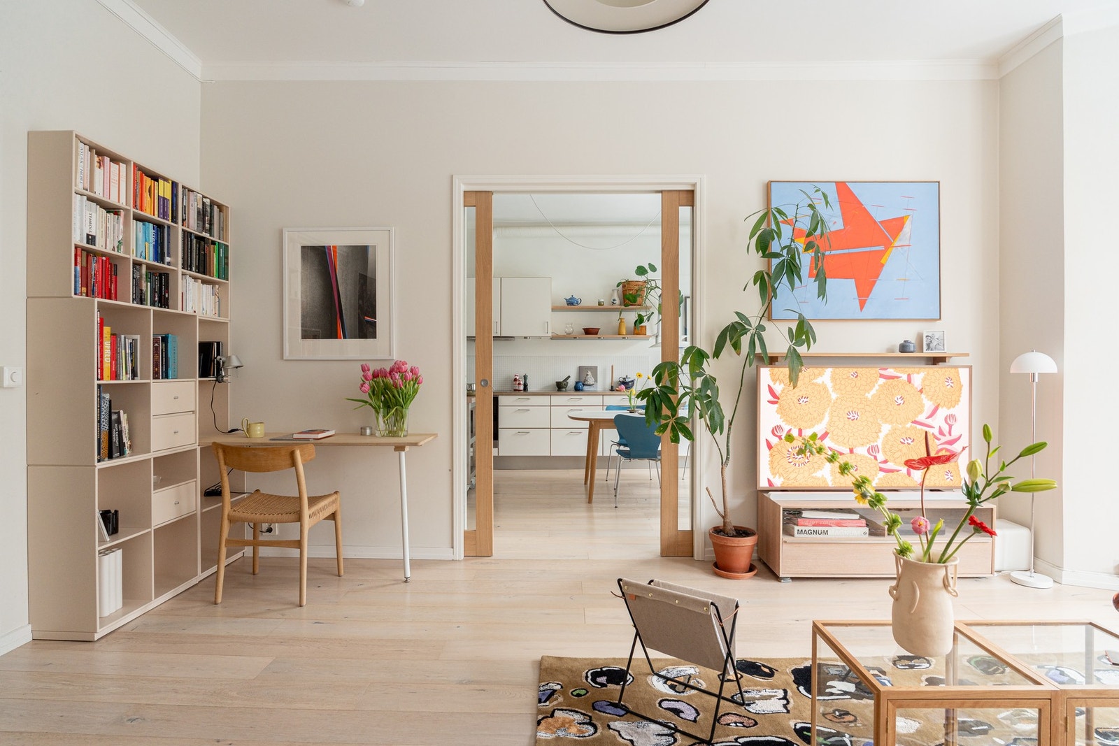 To klassiske stuer på rad gir deg muligheten til å ha en egen spisesone med separat tv-sone. Galleribilde