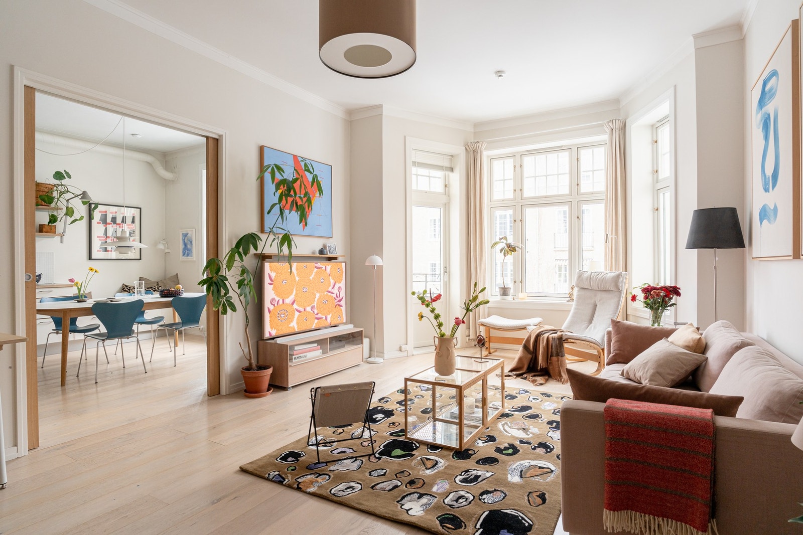 Gjennomgående løsning med store rom, gode lysforhold via store vindusflater, grønt utsyn og generøs takhøyde på 2,98 meter. Galleribilde