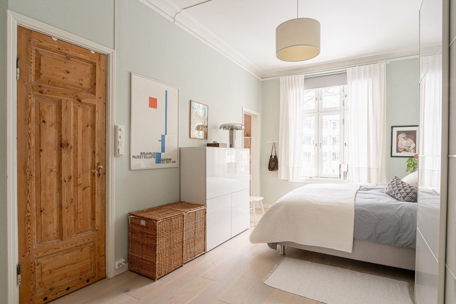 Hovedsoverommet er av generøs størrelse med gode møbleringsmuligheter. Galleribilde