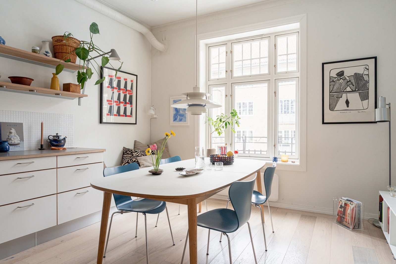 Kjøkkenet vender mot rolige omgivelser med grønt utsyn på sommerstid. Galleribilde