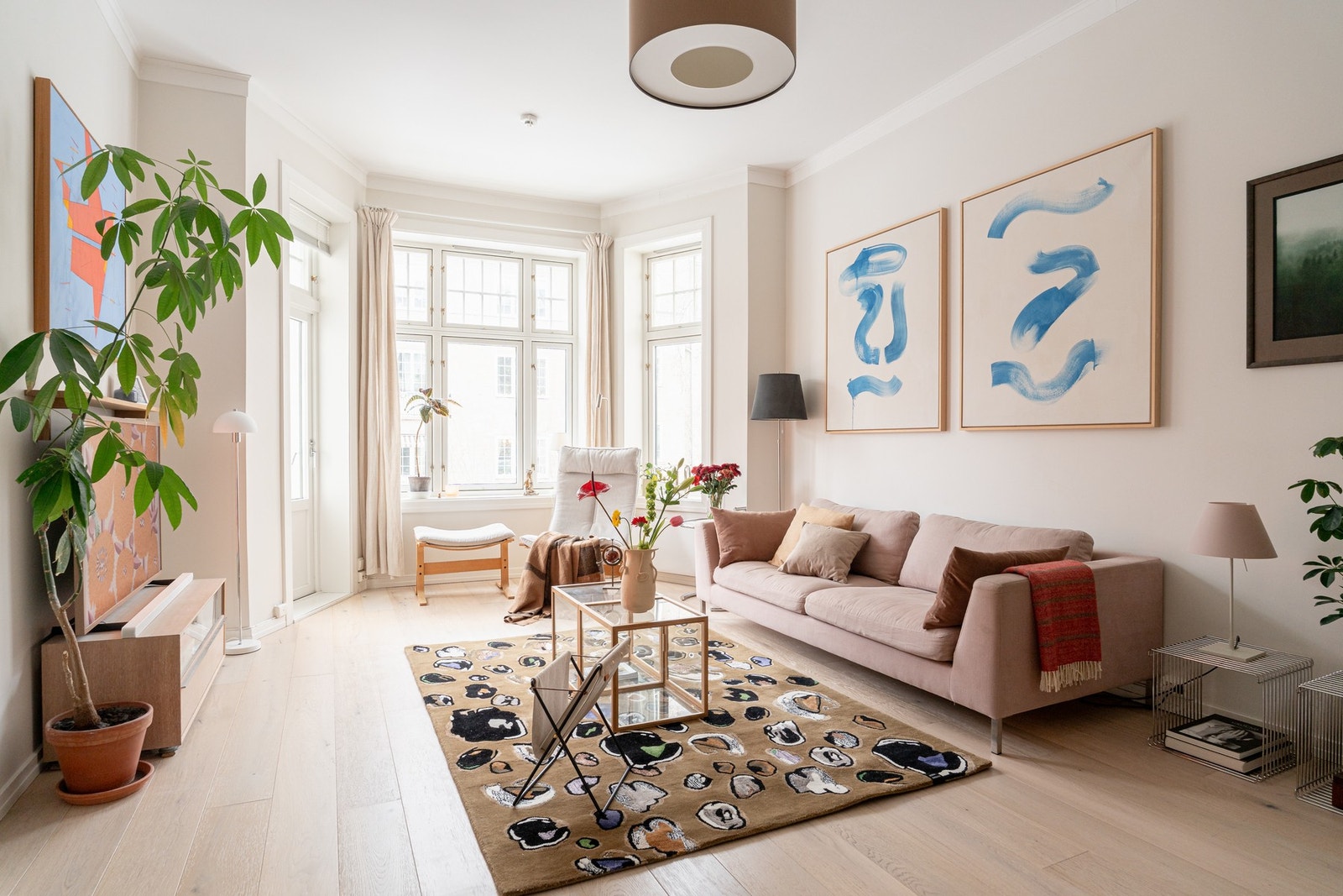 Stuen oppleves som et skikkelig hovedrom i boligen, romslig og lett å møblere med både sofagruppe og spiseplass. Galleribilde