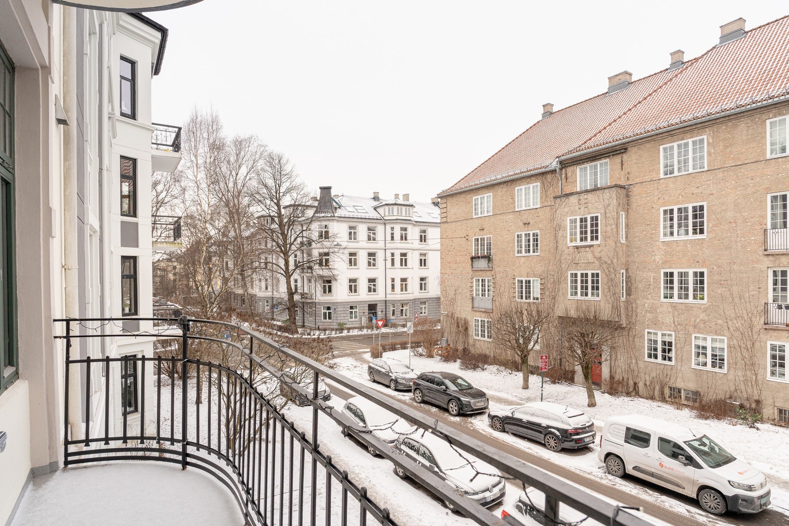 Leiligheten byr på to balkonger. Balkongen fra stuen er målt til ca. 3,4 m² og gir et fint uterom som naturlig forlenger stuen i sesongen. Galleribilde