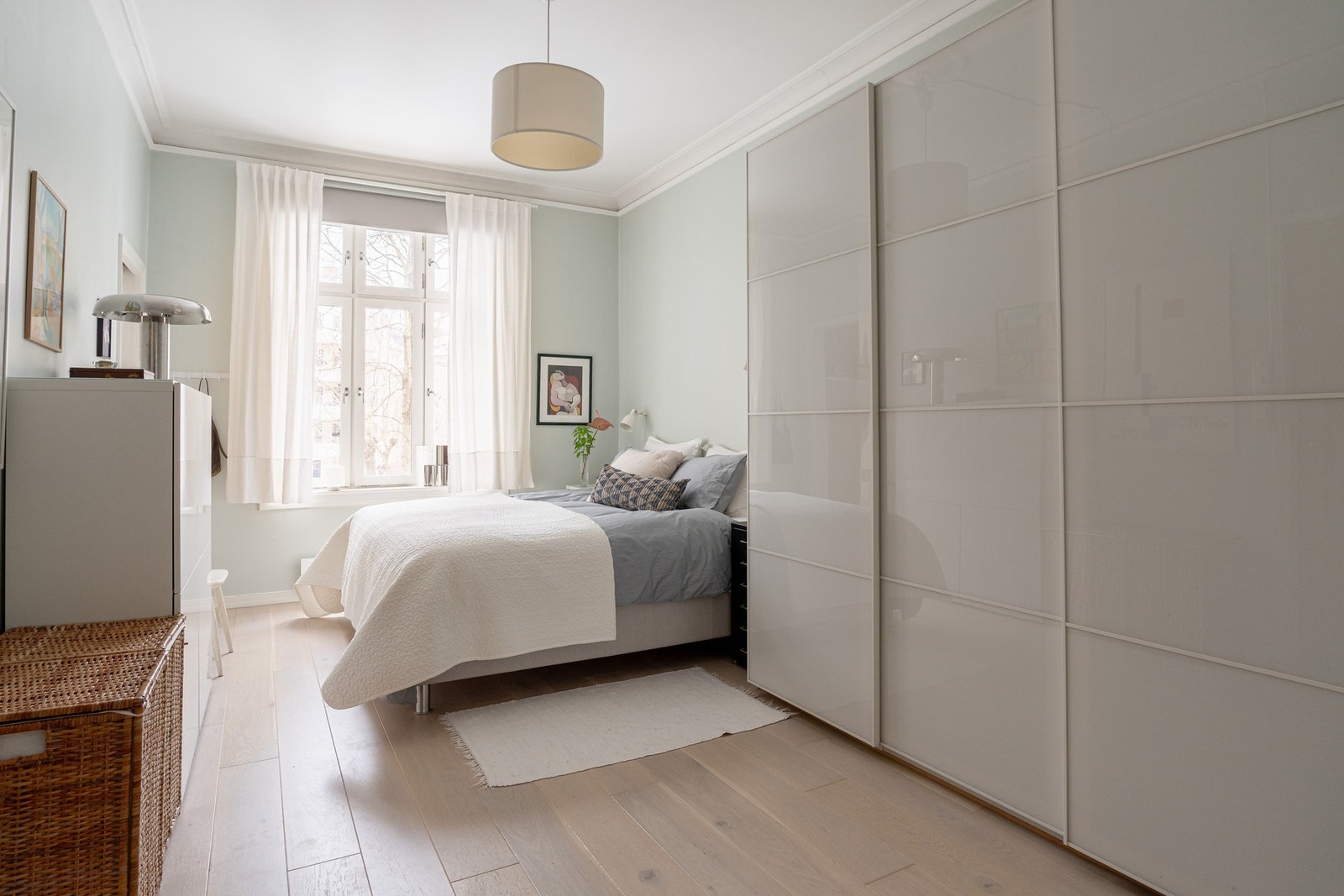 Stort garderobeskap langs veggen. Galleribilde