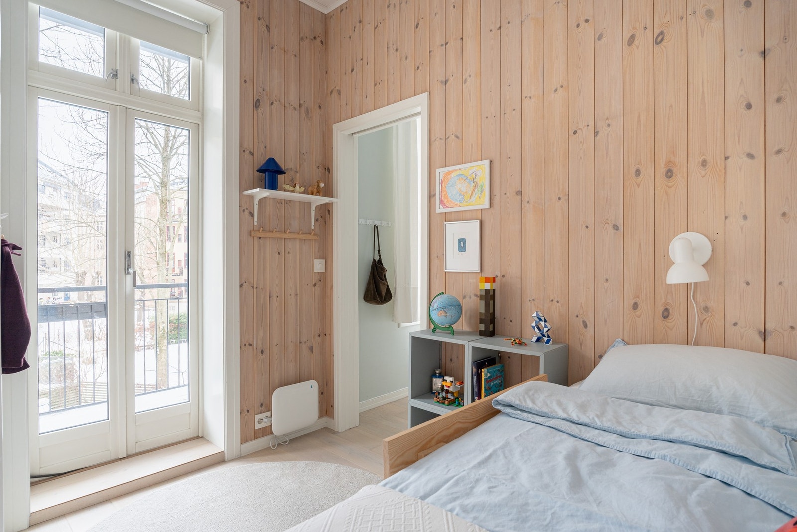 Her ligger det godt til rette for eksempelvis kontor, hobbyrom eller et ekstra soverom, og rommet bidrar til at boligen fungerer like godt for par som for familie, eller for deg som ønsker god fleksibilitet i hverdagen. Galleribilde