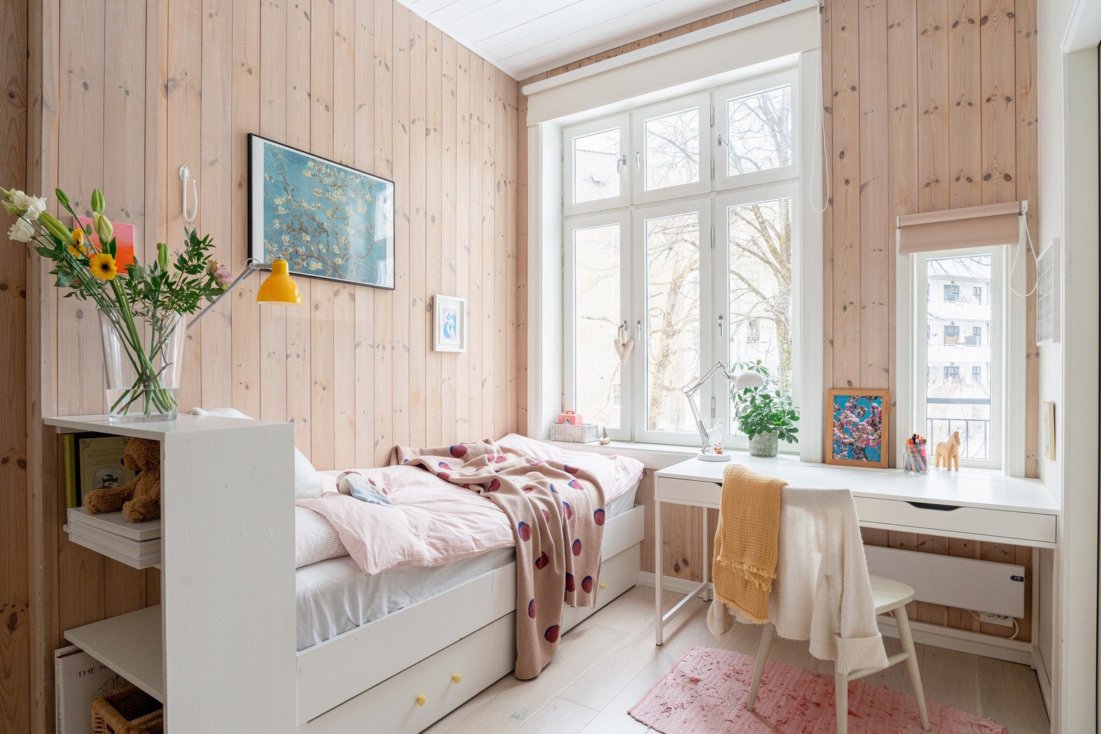 Her er det god plass til seng med tilhørende nattbord, og garderobeplass. Galleribilde