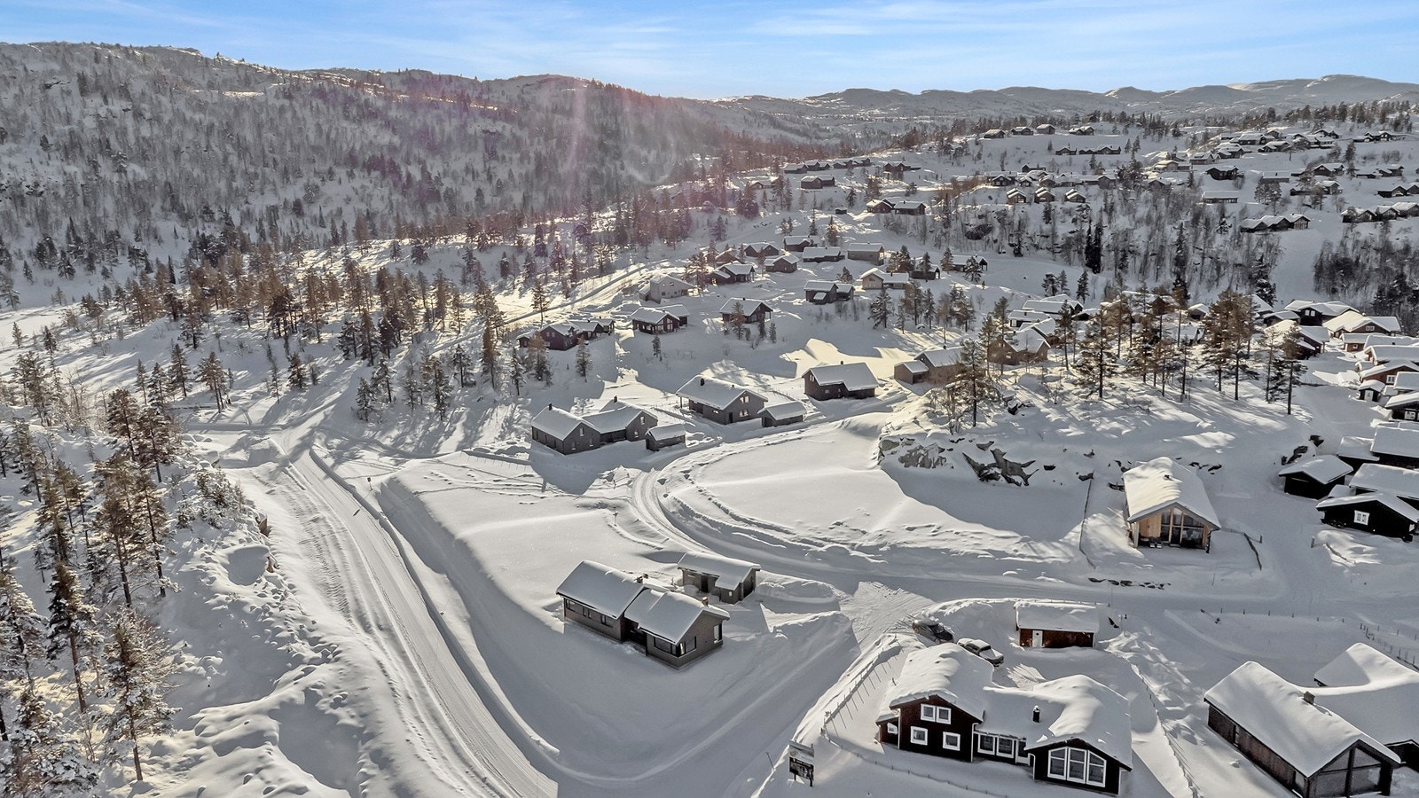 Tomtene skal bebygges med frittliggende fritidsboliger og må bygges iht reguleringsbestemmelser for området Galleribilde