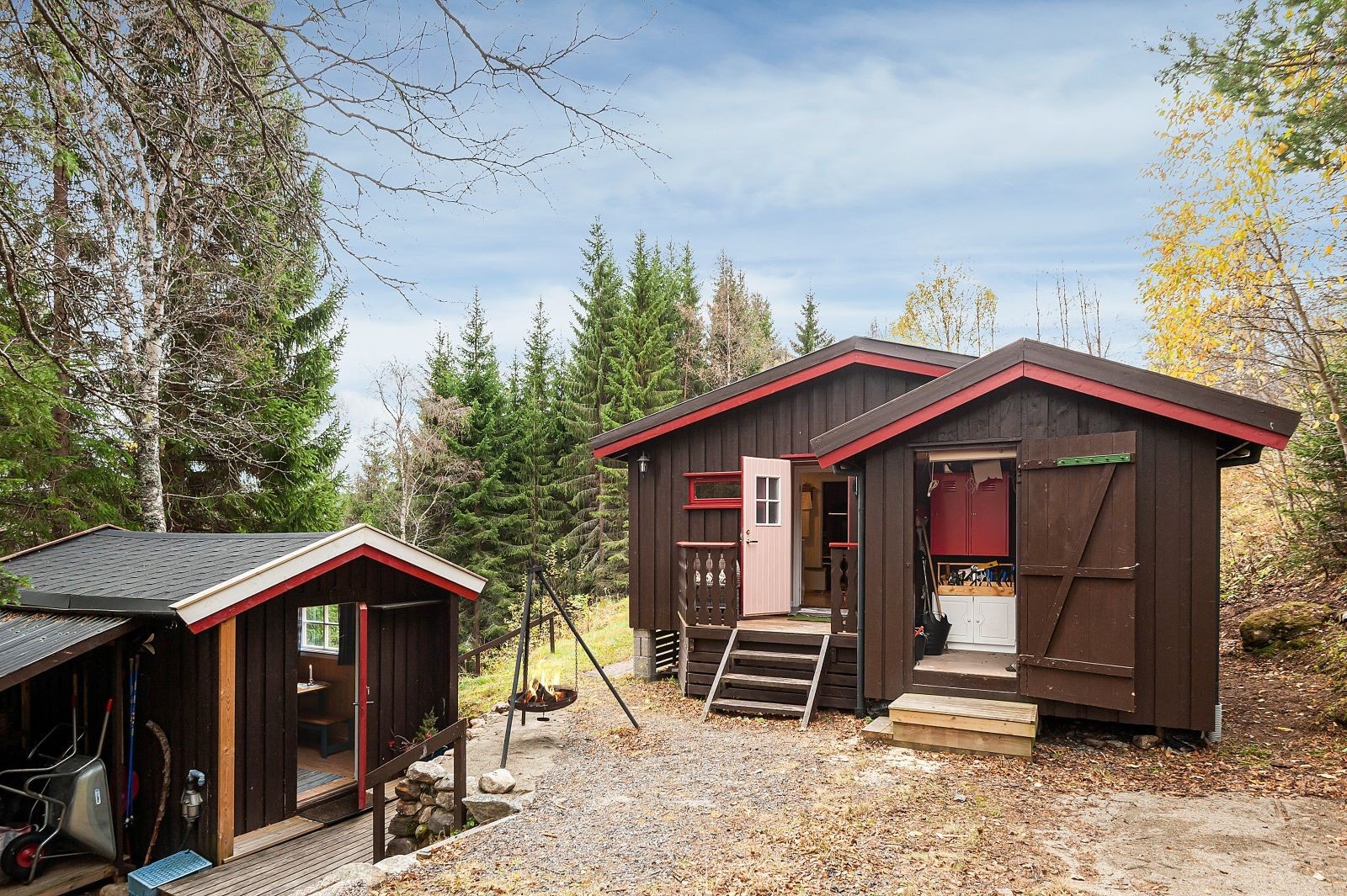 Utsiden av hytten er det en praktisk oppsatt bod. Galleribilde