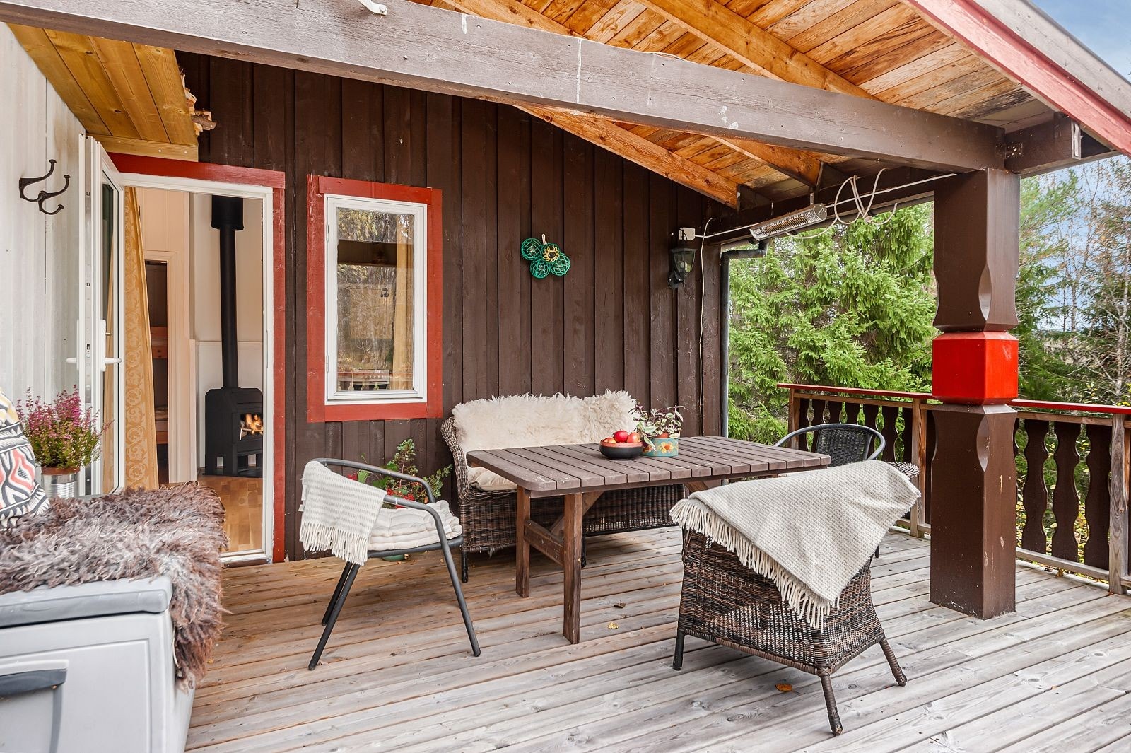 Terrassen er sørvest vendt så det er gode solforhold store deler av dagen. Galleribilde