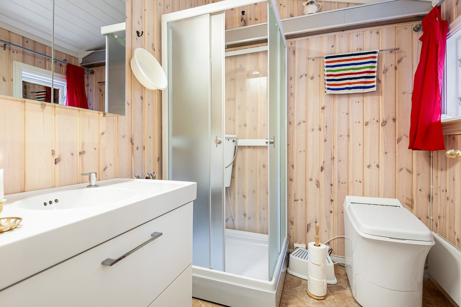 Badet ble bygd i 2011 som et tilbygg på hytta. Galleribilde