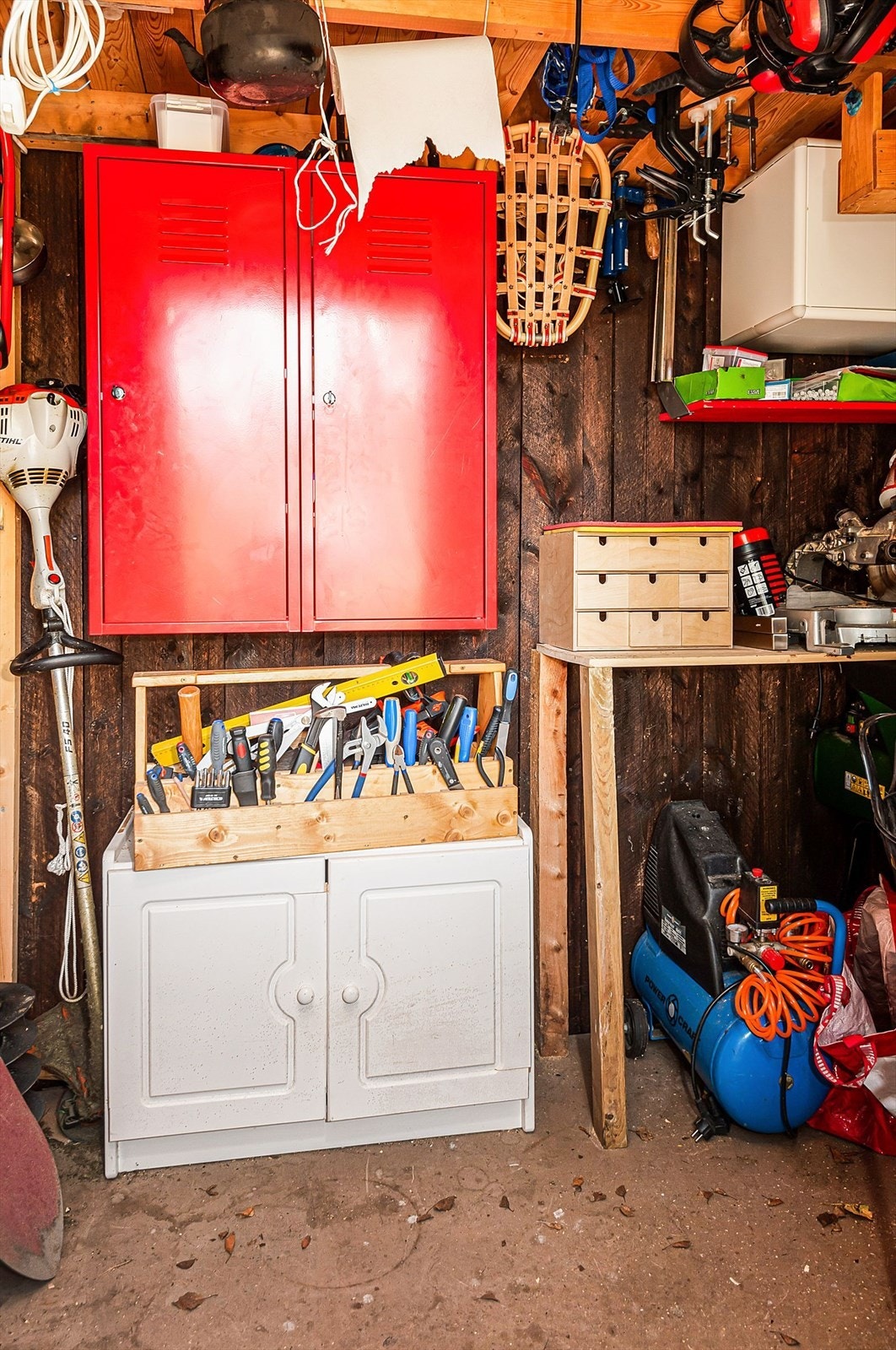 Praktisk oppsatt bod på utsiden av hytten. Galleribilde