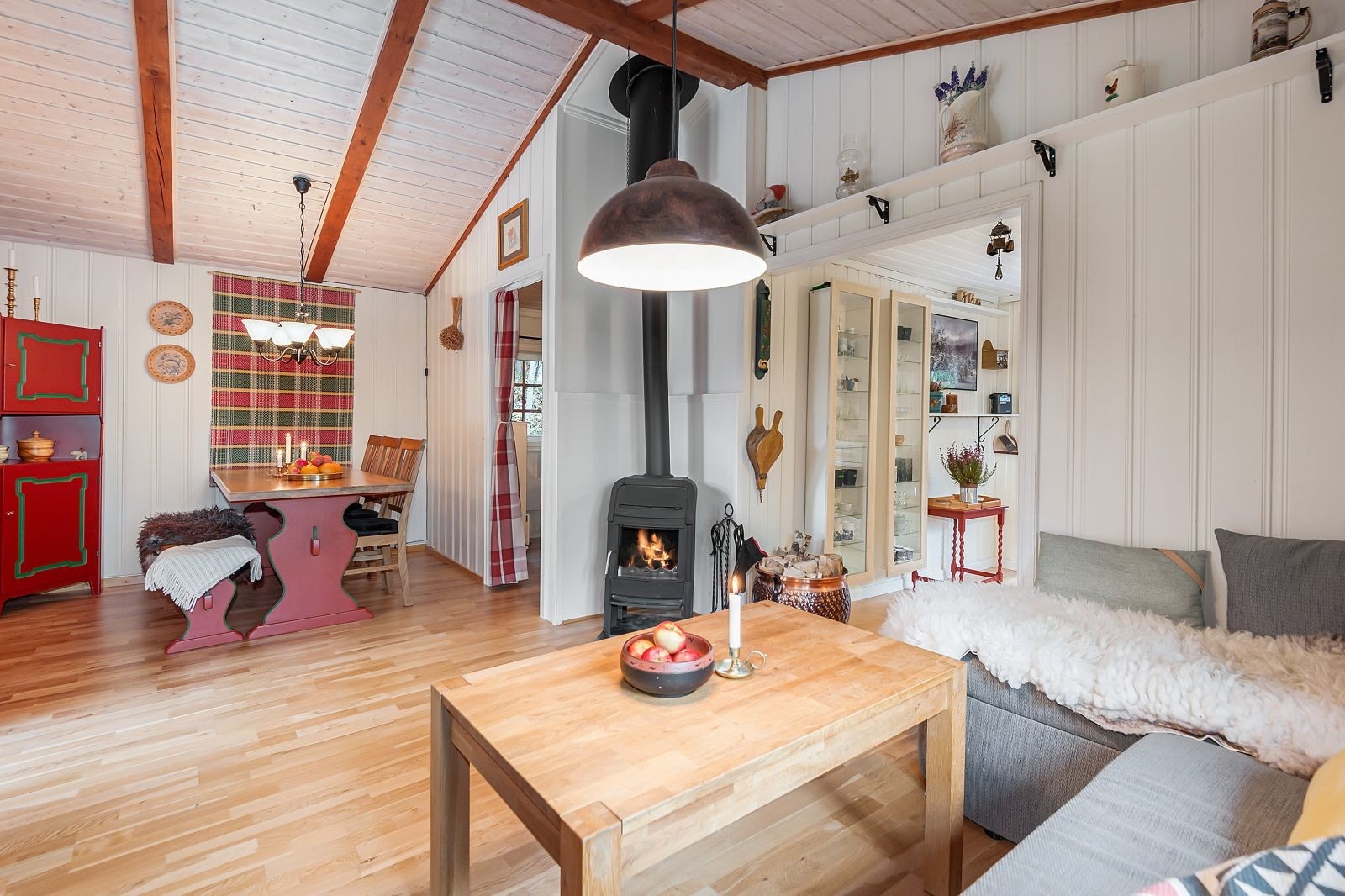 I 2008 ble pipen revet og satt inn stålrørspipe og ny vedovn. Galleribilde