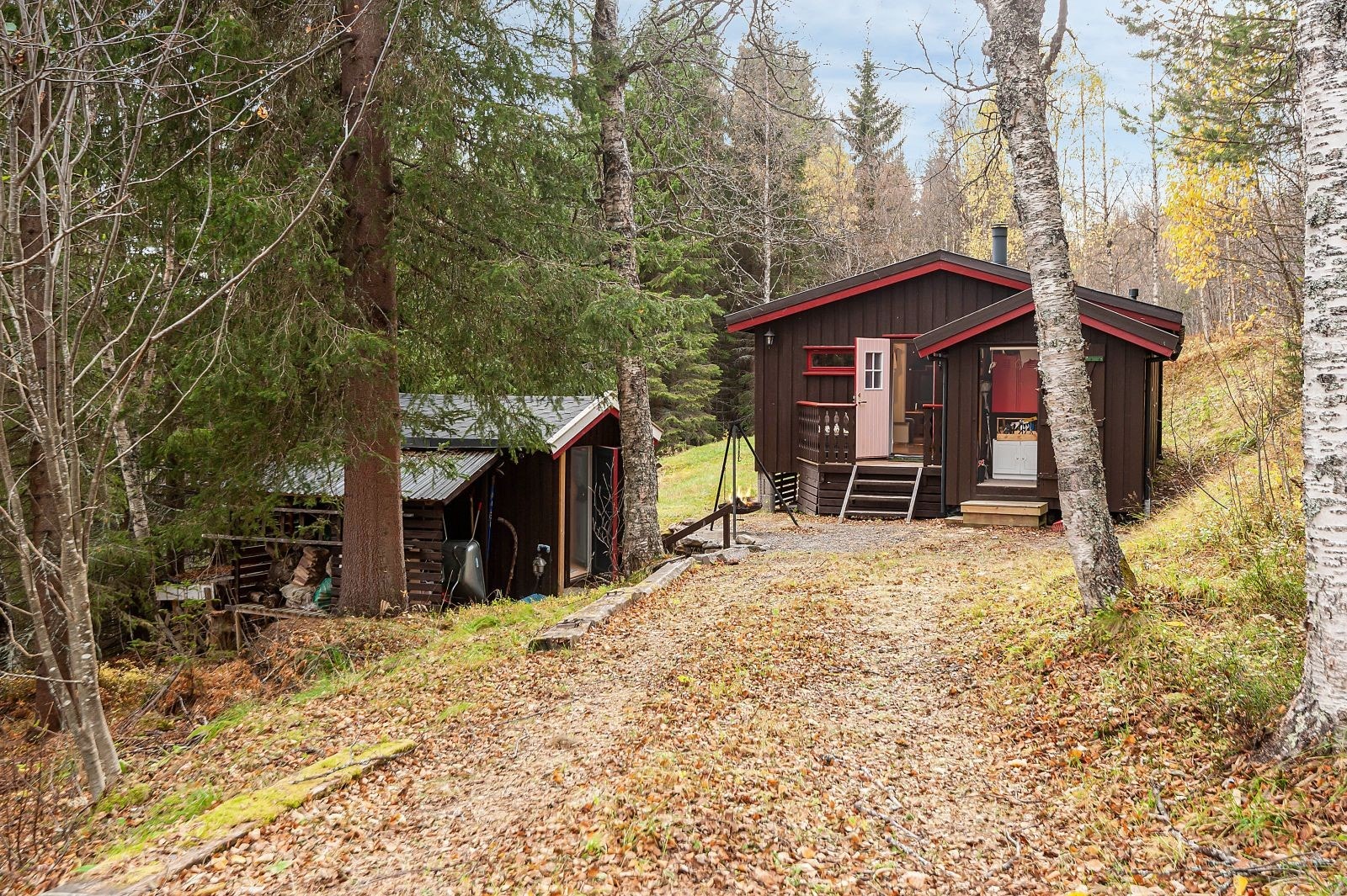 Her har man bilvei helt frem til hytta, med annekset så har man rikelig med soveplasser til både familie og venner. Galleribilde