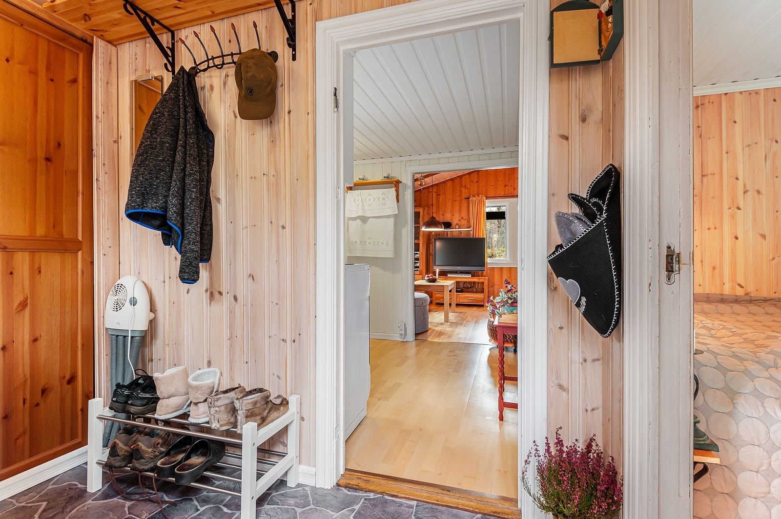 Inngangsparti ble bygd i 2006 og det ble satt inn ny inngangsdør. Galleribilde