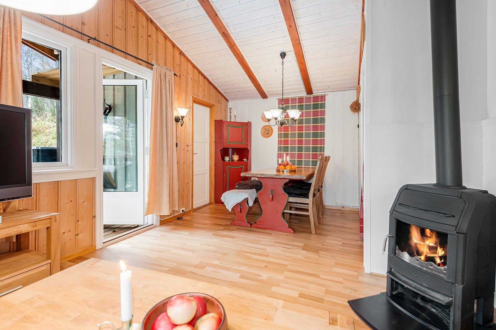 Terrassedør ble satt inn 2013. I 2011 ble den gamle terrassen revet og satt opp ny . Galleribilde