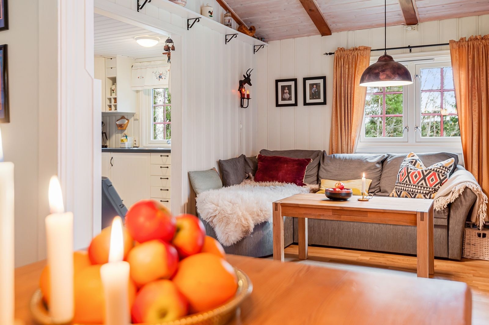 Stuen ble pusset opp i 2010 og er av den generøse størrelse på 17 kvm. Galleribilde