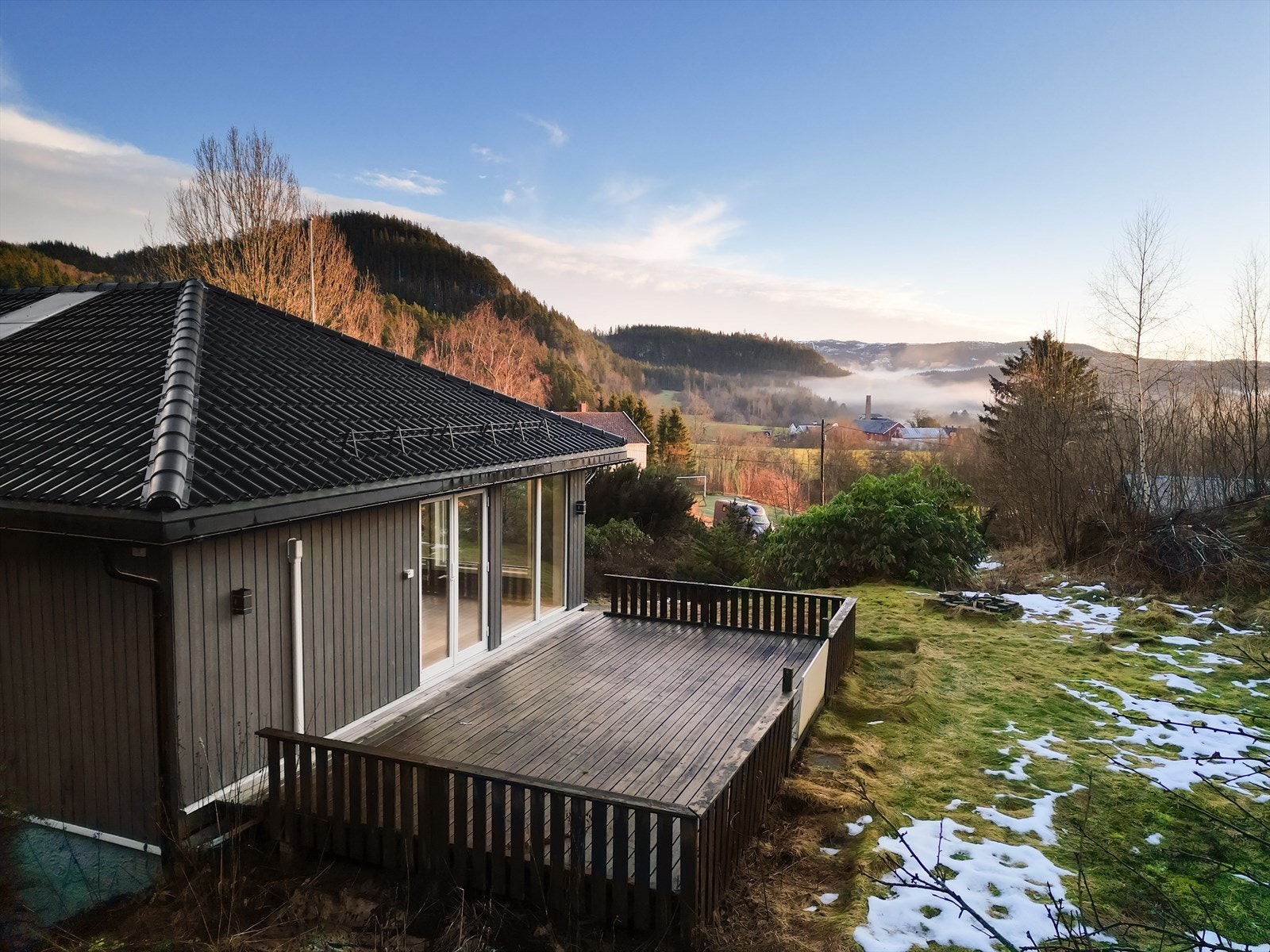 Eiendommen har gode plen- og terrassearealer og godt med boltreplass for både store og små Galleribilde