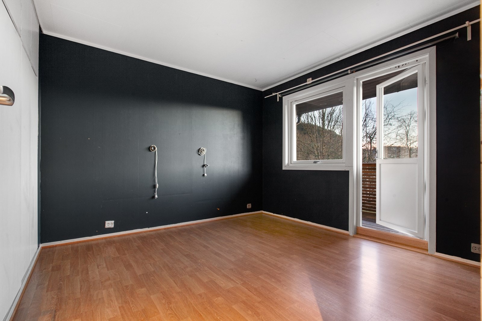 Hovedsoverommet finner man i 1. etasje, med god plass til ønsket sengestørrelse samt tilhørende møblement - også egen utang til veranda Galleribilde